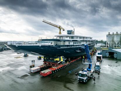 El yate mandado a construir por Jeff Bezos, fundador de Amazon, en el muelle de Zwijndrecht, cerca de Róterdam, en Países Bajos, en una imagen de octubre de 2021.