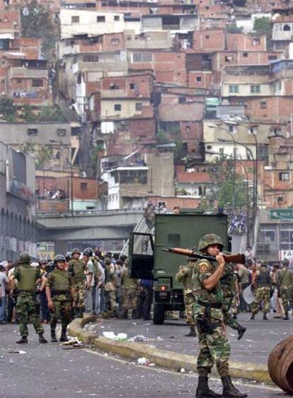 La policía antidisturbios, en una calle del barrio de Petare, en Caracas, en julio de 2003.