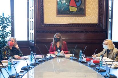 La presidenta del Parlament, Laura Borràs (c), durante la reunión de la Mesa de la cámara catalana de este martes.