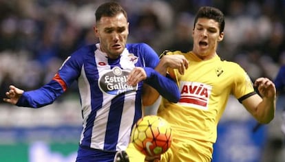 Lucas P&eacute;rez lucha con Dos Santos, del Eibar.