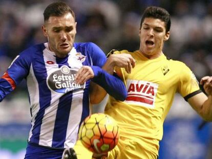 Lucas P&eacute;rez lucha con Dos Santos, del Eibar.