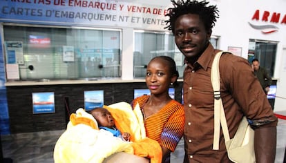Dos inmigrantes subsaharianos en el aeropuerto de Melilla 