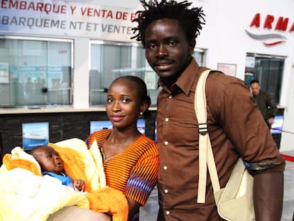 Dos inmigrantes subsaharianos en el aeropuerto de Melilla 