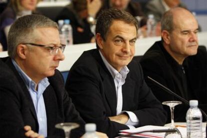Zapatero, entre José Blanco y Manuel Chaves, en el comité federal del PSOE.