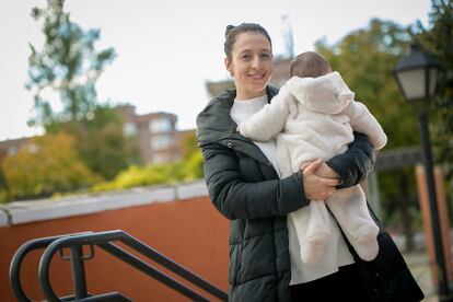 Myriam Valdés con su hijo Guillermo, inmunizado contra la bronquiolitis, en Madrid.