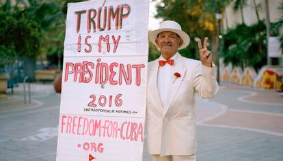 Un exiliado posa con un cartel de apoyo al candidato republicano Donald Trump en Domino Park, en la calle Ocho de la Peque?a Habana.