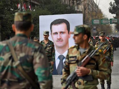 Desfile militar en Alepo con una imagen del presidente sirio, Bachar el Asad. 
