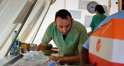 El enfermero italiano Massimo Galeotti, en un centro de MSF en Sierra Leona.