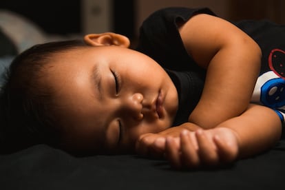 La expresión Dormir como un bebé para referirse a un sueño profundo no se ajusta a la realidad.