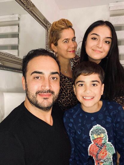 Evrim Uyar junto a su familia.