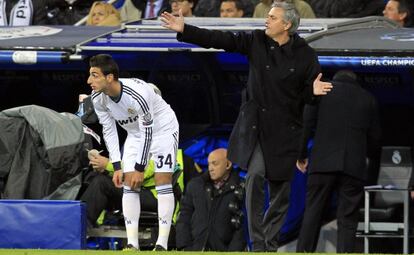 Jos&eacute; Rodr&iacute;guez se prepara para salir al campo junto a Mourinho.