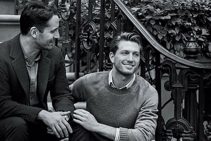 TIFFANY & CO: PRIMAVERA-VERANO 2015. Una pareja gay revolucionó en 2015 la publicidad de la firma joyera. Lindbergh fue el responsable de aquel logro retratando a varias parejas en distintos momentos de su relación: desde la petición de mano hasta el día de la boda.