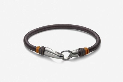 Pulsera gancho de plata y cordón Anea Hook 2 perteneciente a la colección masculina de Helena Rohner.