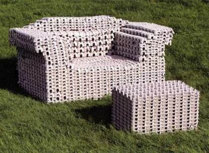 Butaca y mesa realizadas con embalajes de botellas, que ha realizado el grupo en la sede de Vitra.