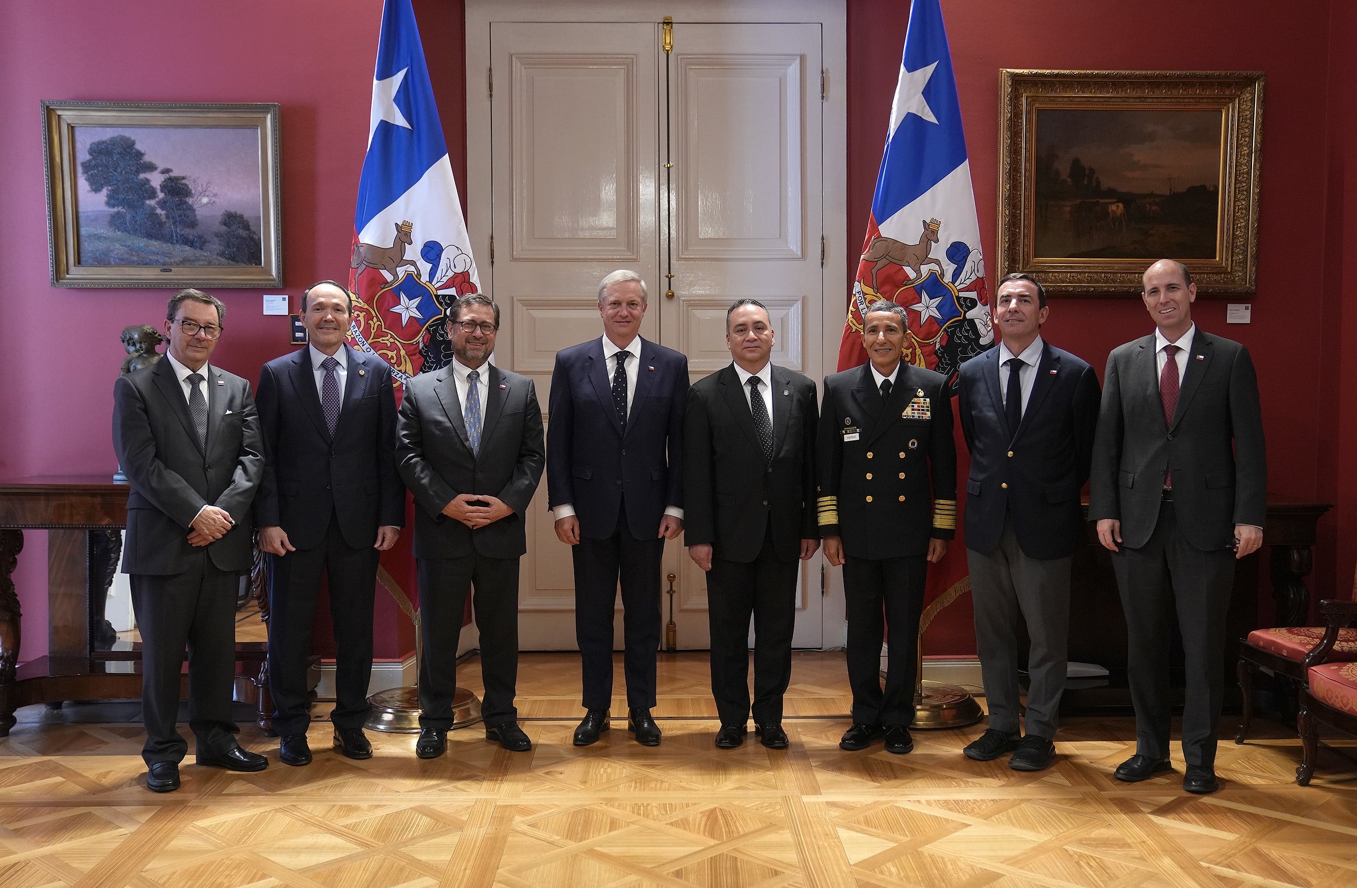 Kast recibe en La Moneda a la plana mayor de seguridad de Bukele