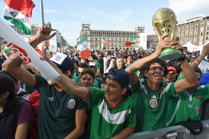 Fanáticos de la selección mexicana reuindos en el Zócalo de Ciudad de México, durante un partido de la COpa Munidal 2018