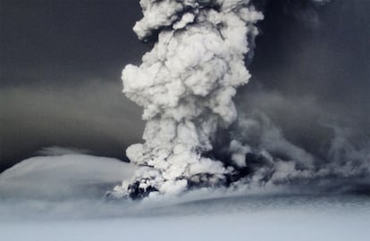 La erupción dels Grimsvoetn, el volcán más activo del país, ha arrojado una nube de ceniza que ha obligado a cerrar el espacio aéreo nacional, ha tapado la luz del sol en las localidades cercanas y amenaza con extenderse al sur y afectar el tráfico aéreo en Europa.