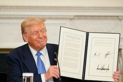 El presidente de EE UU, Donald Trump, muestra el acuerdo firmado en la Casa Blanca entre Armenia y Azerbaiyán, con su firma en la parte inferior del documento. 