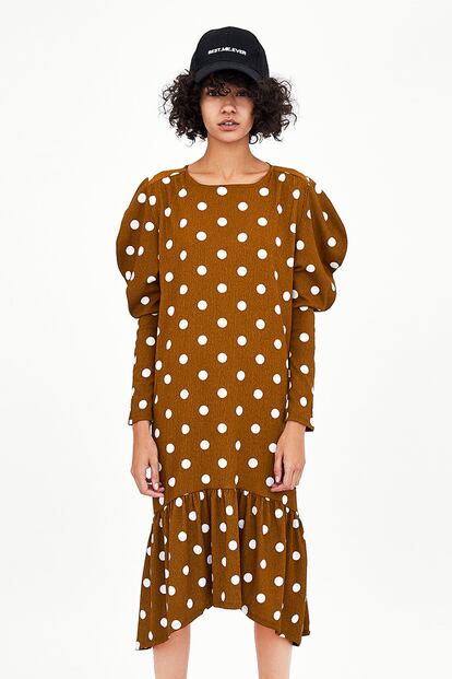 Vestido de lunares de manga larga con detalle de volantes en el bajo, de Zara (22,95 euros).