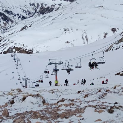 Astún (Huesca). 18/01/2025. vista del telesilla tras el suceso. Imagen cedida