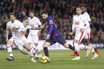 Messi rodeado por contrarios del Eibar que tratan de robarle la pelota.