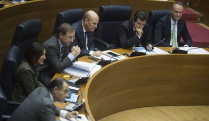 Alberto Fabra y los miembros del Consell durante la sesi&oacute;n de control de este jueves en las Cortes Valencianas.
