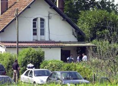 Un grupo de policías ante la casa en Las Landas donde se han producido las detenciones.