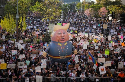 Un globo con la figura de Donald Trump flota sobre los asistentes a la manifestación de Los Ángeles.
