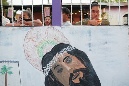 Creyentes observan la interpretación de la crucifixión, durante la puesta en escena de la Pasión de Cristo en Izalco en El Salvador.