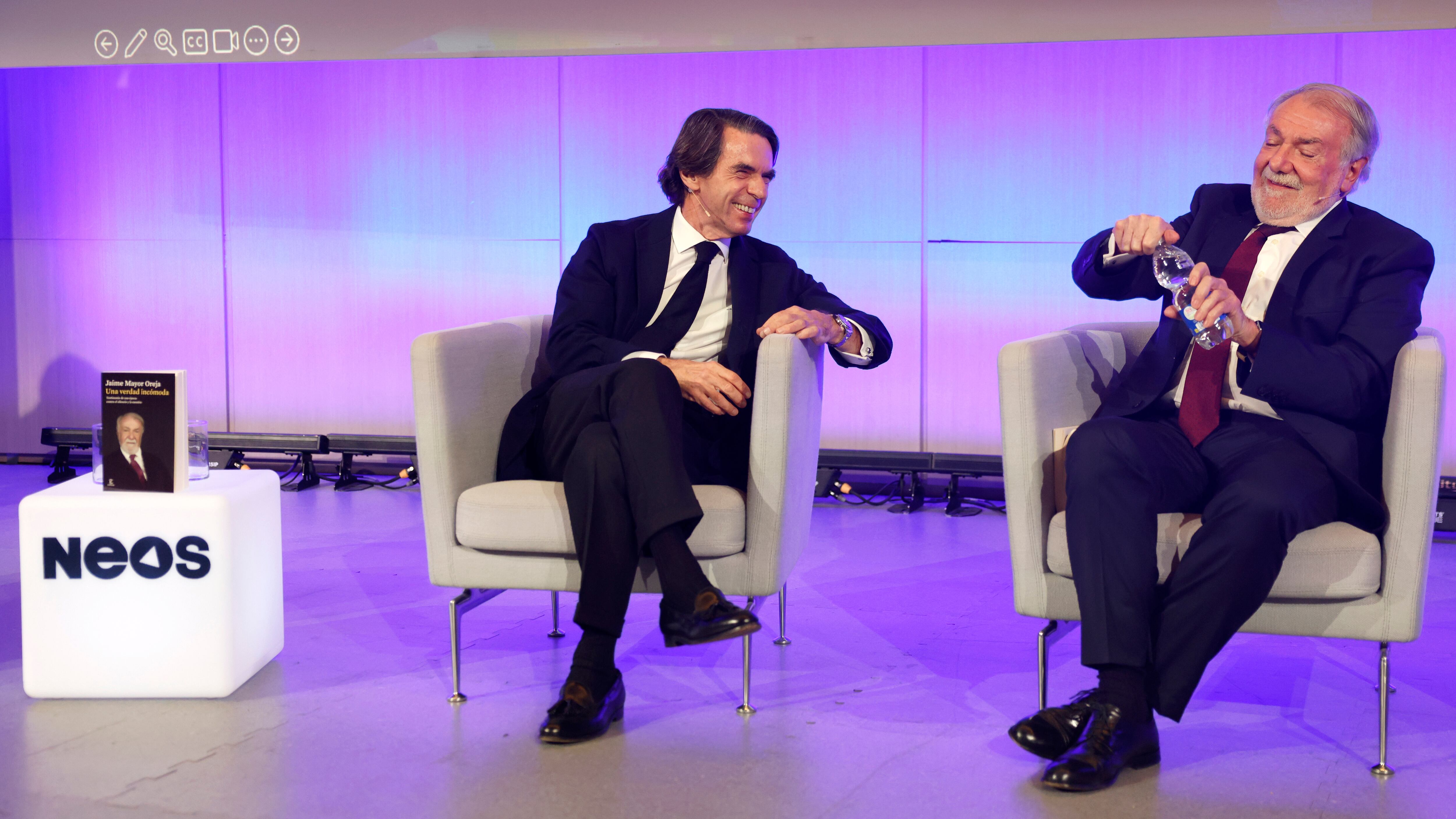 José María Aznar (izquierda) y Jaime Mayor Oreja, en la presentación del lbro 'Una verdad incómoda' del exministro del Interior, en marzo en Madrid.