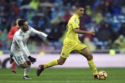 Rodrigo Hernández protege el balón ante Isco.