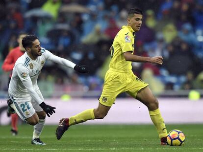 Rodrigo Hernández protege el balón ante Isco.