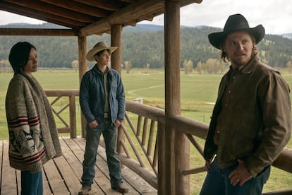 Kelsey Asbille, Brecken Merrill y Luke Grimes, en los nuevos capítulos de 'Yellowstone'.