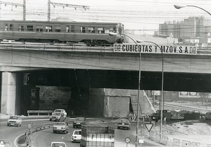 Un tren circulaba sobre la M-30, el 11 de diciembre de 1983, tras la demolición total del puente de los Tres Ojos, en Vallecas.