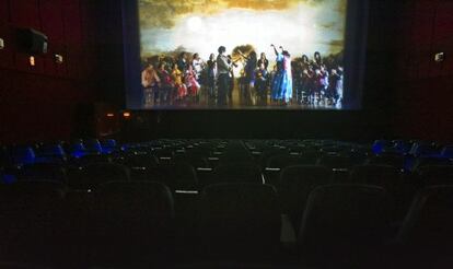 Una sala vac&iacute;a durante la proyecci&oacute;n de la pel&iacute;cula &#039;Flamenco&#039;, en unos cines de M&aacute;laga.