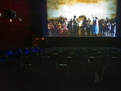 Una sala vac&iacute;a durante la proyecci&oacute;n de la pel&iacute;cula &#039;Flamenco&#039;, en unos cines de M&aacute;laga.