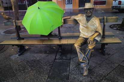 Estatua de bronce de Tite Curet Alonso en la plaza de Armas de San Juan.