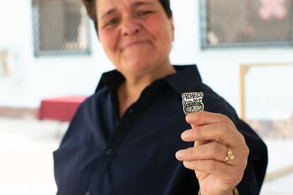 Macarena con un pin que le regalaron por el día de su boda donde pone "Prohibido Rendirse".