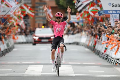 Ben Healy celebra su victoria en la quinta etapa de la Itzulia.