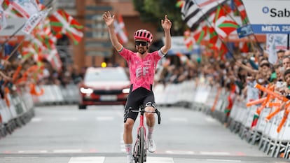 Ben Healy celebra su victoria en la quinta etapa de la Itzulia.