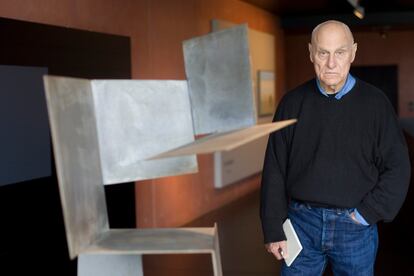 El escultor estadounidense Richard Serra posa junto a una pieza de Oteiza, en el Museo Oteiza de Pamplona, en 2009.