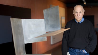 Richard Serra, en 2009, posa junto a una pieza de Oteiza en el Museo Oteiza.