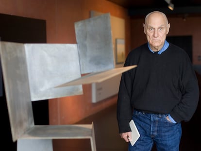 Richard Serra, en 2009, posa junto a una pieza de Oteiza en el Museo Oteiza.