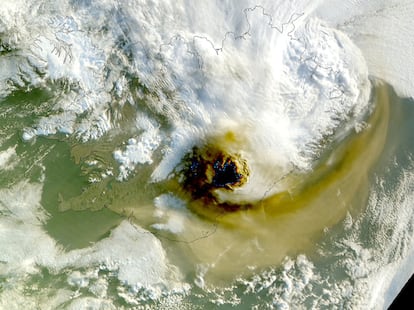 Imagen de satélite que muestra el cráter del volcán Grimsvoetn, situado a 400 kilómetros de la capital, Reikiavík, y de la columna de ceniza arrojada desde el sábado.