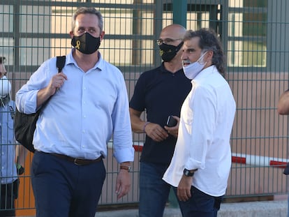Desde la izquierda, Joaquim Forn, Raül Romeva, Jordi Cuixart y Oriol Junqueras, a la entrada de la prisión de Lledoners, este martes.