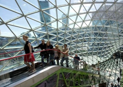 Consumidores en las escaleras mecánicas de un centro comercial en Varsovia (Polonia).
