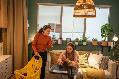 Mujeres revisan sus celulares en una de las salas de exhibición.