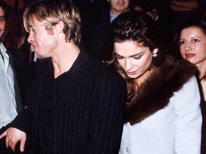 El actor Brad Pitt y Mar Saura salen de Fortuny en 1997.