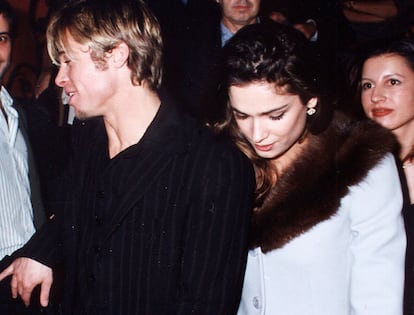 El actor Brad Pitt y Mar Saura salen de Fortuny en 1997.