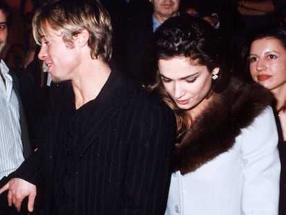 El actor Brad Pitt y Mar Saura salen de Fortuny en 1997.